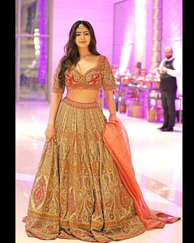 Staggering Poses Of Soniya Bansal In Red